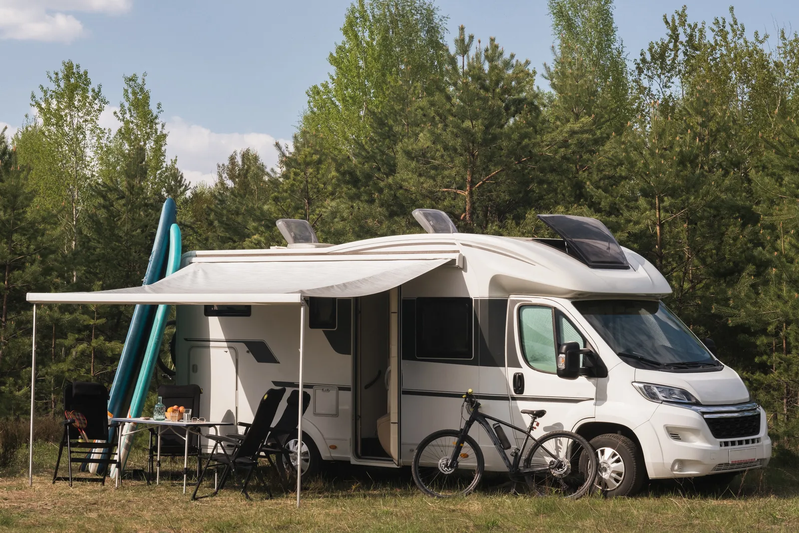 Utfälld markis på en husvagn på en campingplats