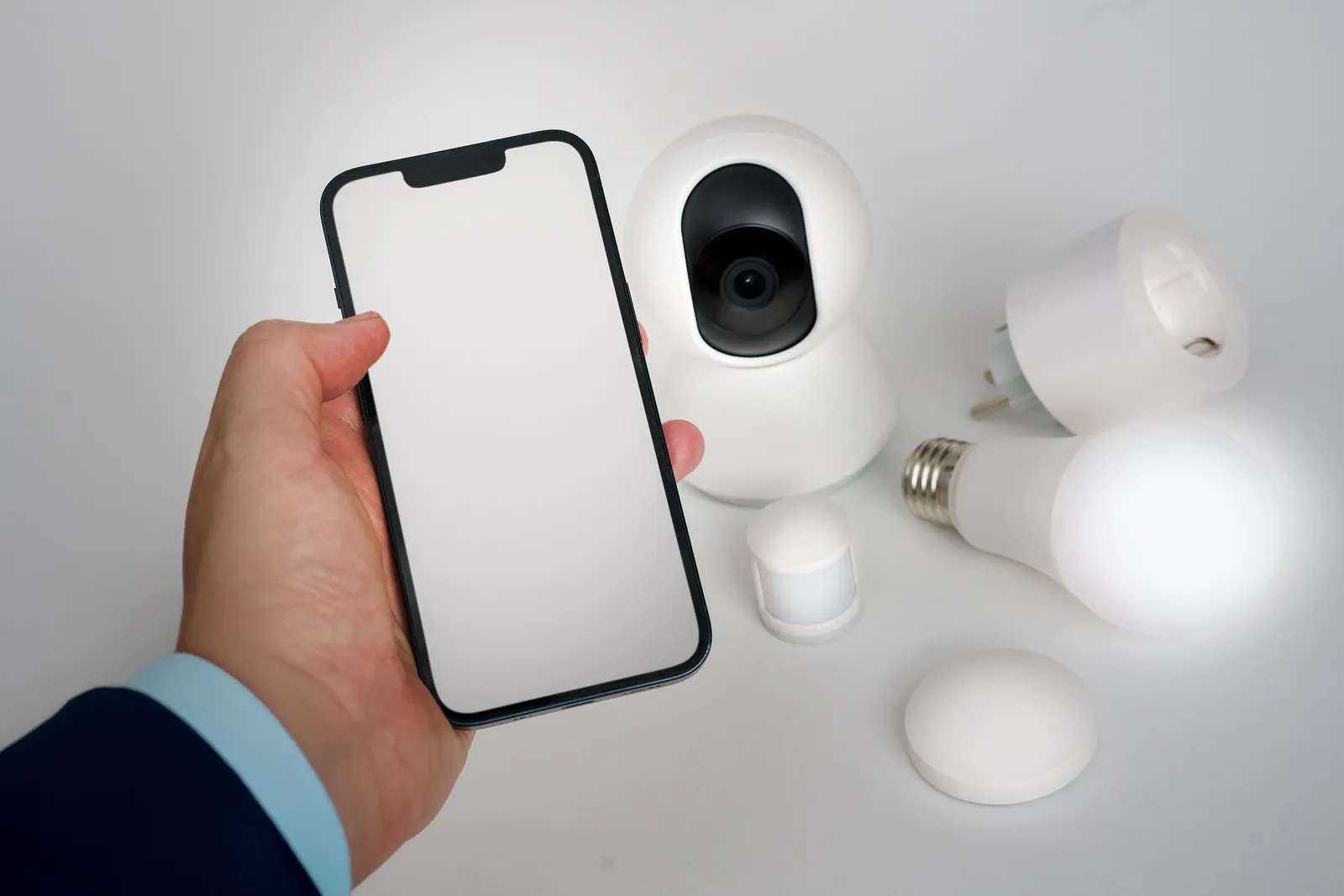 Mobiltelefon bredvid smarta hem-produkter