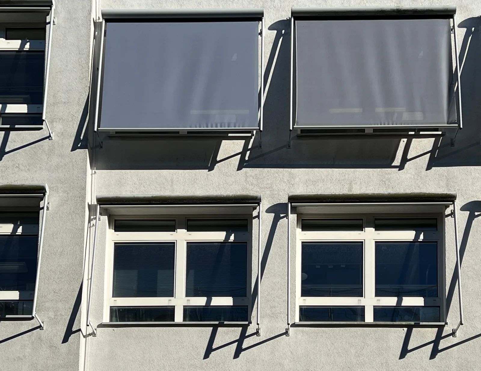 Zip screen nerdragen framför en glasad uteplats